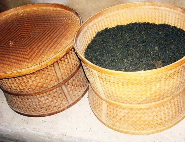 Zhu Hong-Drying Tea Leaves in Bamboo Basket